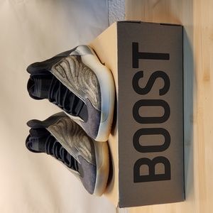 Yeezy Quantum by adidas